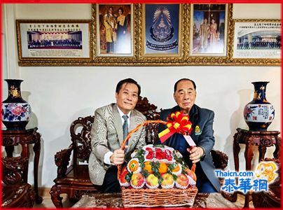 侨领马森荣委派三郎永富君代表阖家乐捐十万铢支持中华赠医所慈善事业 受到马文清理事长暨总干事林铭亲切接待申谢