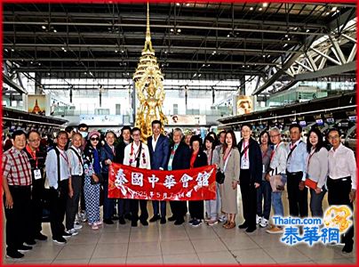 中华会馆中华文化参访团由陈鸿彰理事长率团飞往南京 承蒙中国驻泰国大使馆柳少泽领事暨张龙一等秘书前来送行并挂花祝福